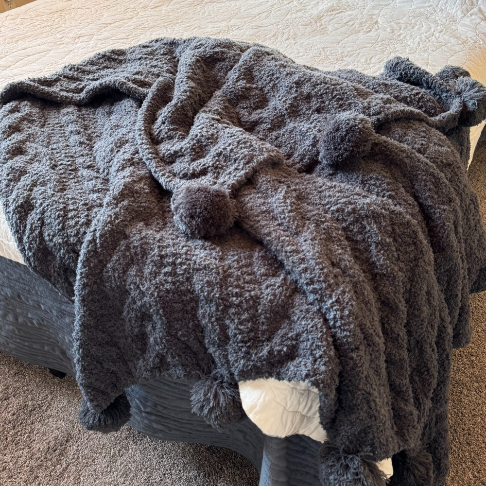 Peace Love World Mega Luxe Cable Knit Pom Pom Gray Throw Blanket Heavy Cozy EUC